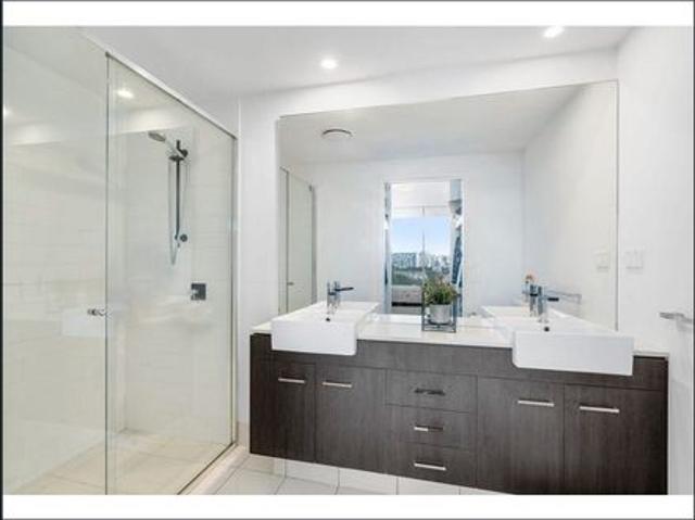 LVL 4 / 25 31 East Quay Drive Bigger Waters
