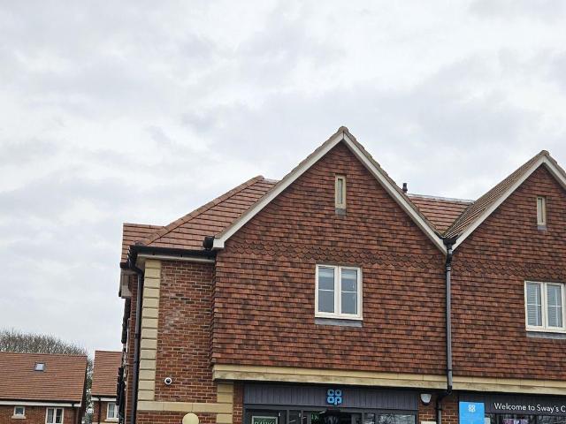LYMINGTON 2 bed apartment to rent £1,275 pcm £294 pw