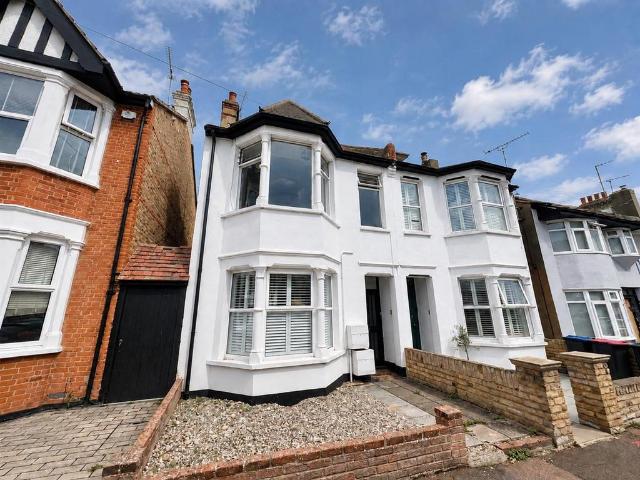 Lymington Avenue, Leigh On Sea, Essex 1 bed flat to rent £1,050 pcm £242 pw