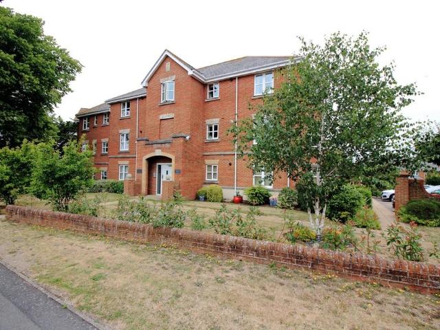 Lymington, Hampshire 2 bed apartment to rent £1,300 pcm £300 pw