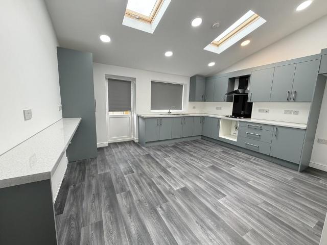 Lynton Avenue, Wolverhampton WV6 3 bed semi detached house to rent £1,195 pcm £276 pw