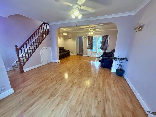 Lynton Road 3 bed terraced house to rent £2,150 pcm £496 pw