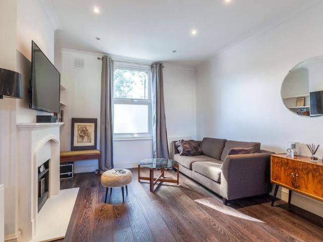 Lynton Road, Bermondsey, London, SE1 2 bed house to rent £2,950 pcm £681 pw