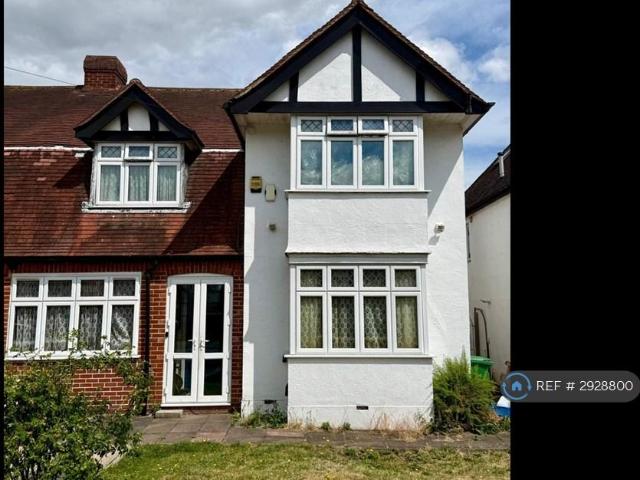 Lynwood Avenue, Slough, SL3 5 bed semi detached house to rent £3,750 pcm £865 pw