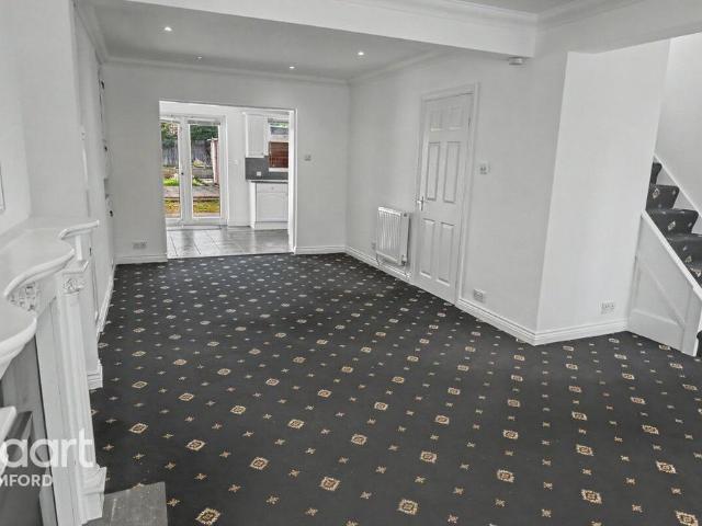 Lynwood Drive, ROMFORD 3 bed semi detached house to rent £2,350 pcm £542 pw