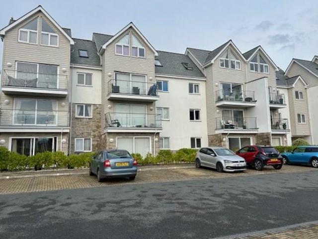 Lynwood Gardens, St. Austell, PL25 2 bed ground floor flat to rent £900 pcm £208 pw