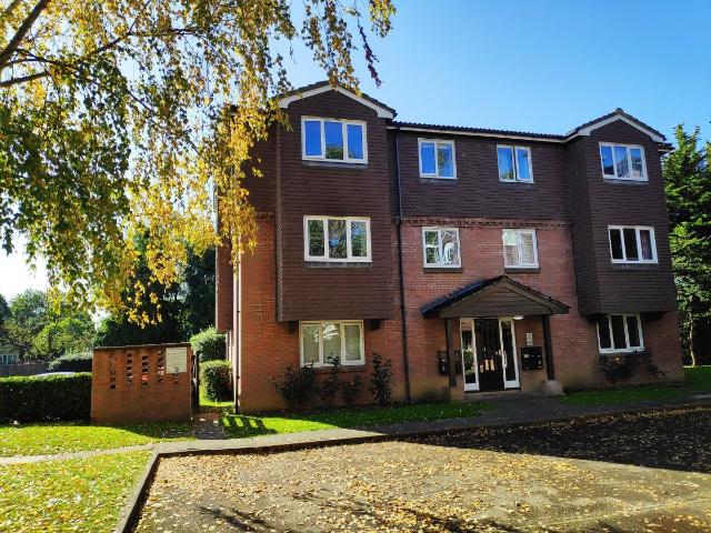 Lynwood Road, Redhill RH1, Studio to rent, £975 pcm | PrimeLocation