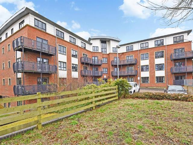 Lynx Court, Farnborough GU14 2 bed apartment to rent £1,425 pcm £329 pw