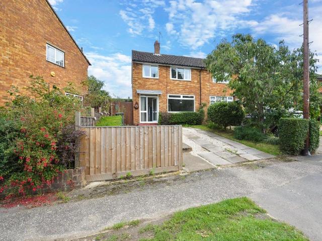 Lynch Hill Lane, Slough, Berkshire, SL2 2 bed house to rent £1,650 pcm £381 pw