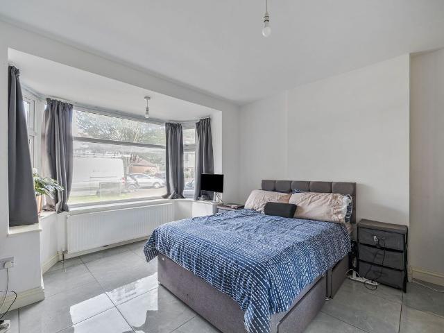 Lyncroft Avenue, Pinner HA5, Studio to rent, £1,000 pcm | PrimeLocation