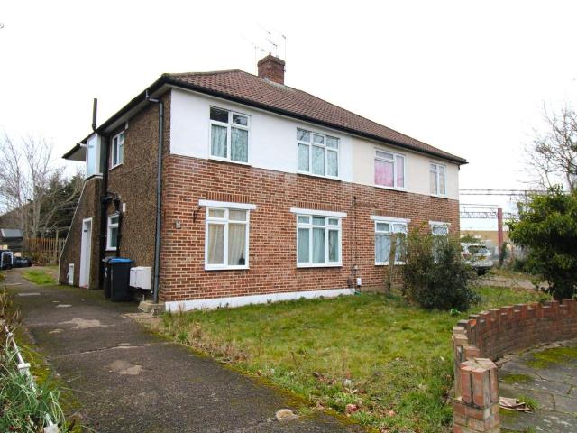 Lyndhurst Gardens, Enfield, London EN1, 2 bed flat to rent, £1,700 pcm | PrimeLocation