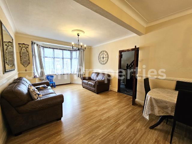 Lyndhurst Gardens, Ilford IG2 3 bed terraced house to rent £2,400 pcm £554 pw
