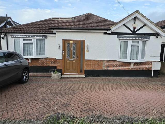 Lyndhurst Gardens, Pinner, HA5 3 bed bungalow to rent £2,600 pcm £600 pw