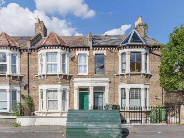 Lyndhurst Grove, London SE15 2 bed flat to rent £2,500 pcm £577 pw