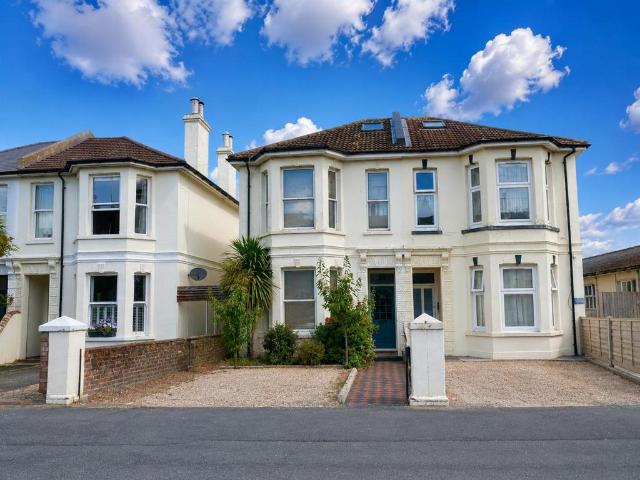 Lyndhurst Road, Worthing 3 bed house to rent £2,000 pcm £462 pw