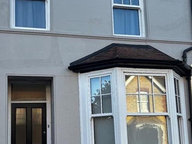 Lyndhurst Road, Chichester, PO19 2 bed semi detached house to rent £1,600 pcm £369 pw