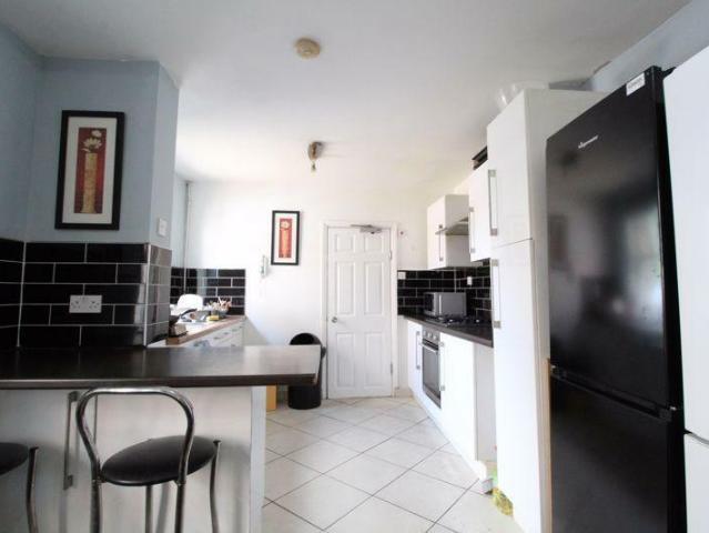 Lyndhurst Road, Luton LU1 5 bed end of terrace house to rent £2,250 pcm £519 pw
