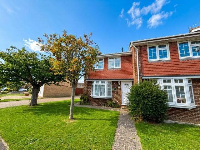 Lyneham Gardens, Berkshire SL6 2 bed end of terrace house to rent £1,750 pcm £404 pw