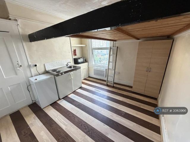 Lynette Avenue, London, SW4 Studio to rent £1,295 pcm £299 pw