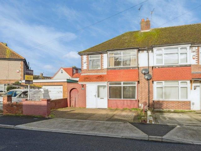 Lynhurst Crescent, Hillingdon. 3 bed semi detached house to rent £2,150 pcm £496 pw