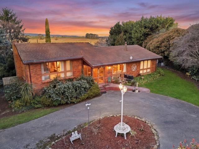 Lynn Esk Peace, Privacy and River Frontage!