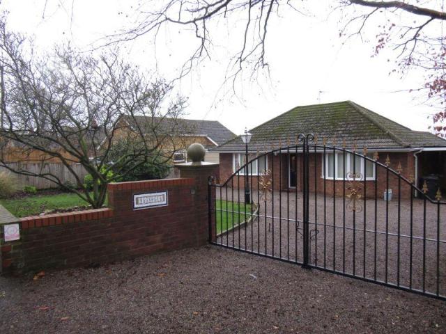 Lynn Road, Stoke Ferry, PE33 3 bed bungalow to rent £1,350 pcm £312 pw