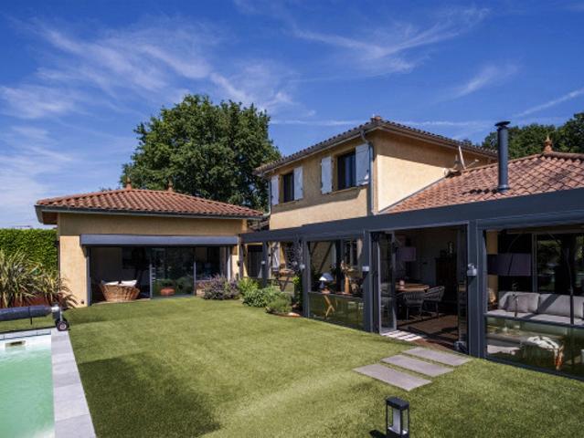LYON A 30 MINUTES PROPRIETE DE PRESTIGE 243 M2 MAISON 45 M2 7 GARAGES PISCINE TERRAIN 2000 M 2