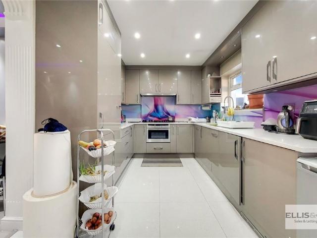 Lyon Park Avenue, Wembley, HA0 3 bed house to rent £2,500 pcm £577 pw