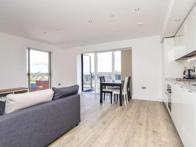 Lyon Road, Harrow, London 2 bed flat to rent £2,167 pcm £500 pw