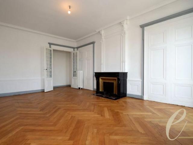LYON 1er Quais du Rhône – Appartement T4 de 153 m² sans vis à vis avec garage
