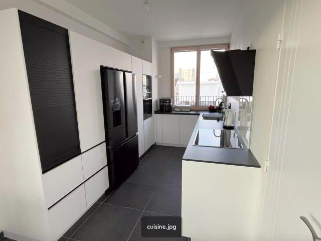 Lyon 2 Confluence. T3 de 70 m2 clés en main en dernier étage avec loggia