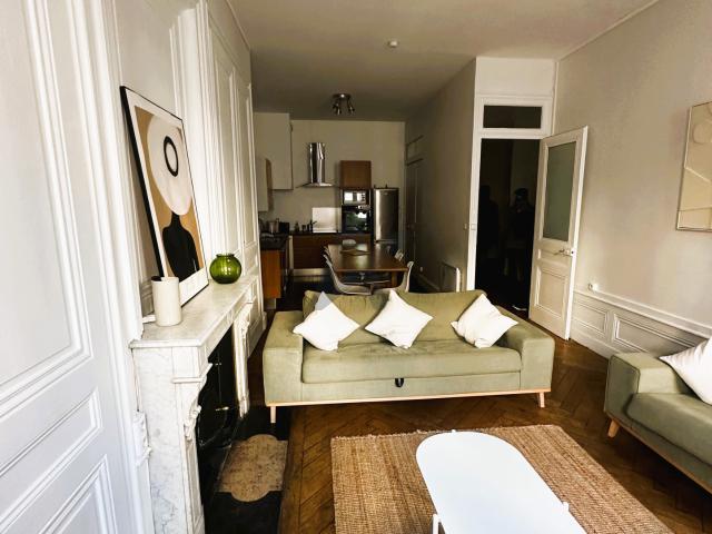 LYON 2, AINAY, BEL APPARTEMENT TRAVERSANT DE 100 M2, CHEMINEES, PARQUET, MOULURES