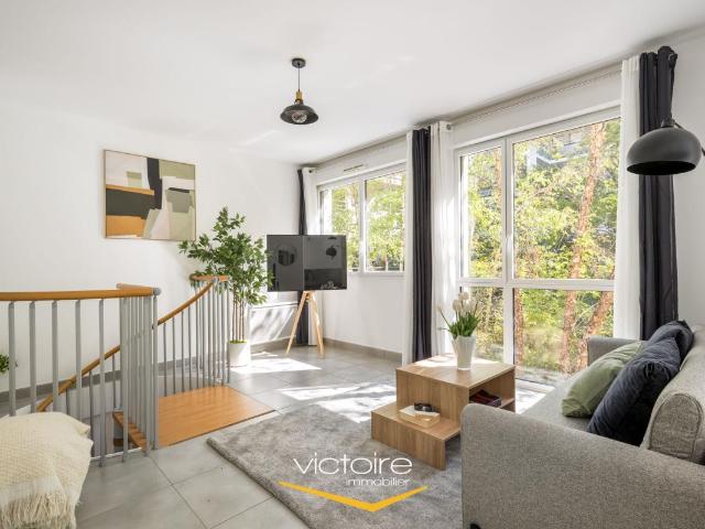 Lyon 3, La Buire Grand et lumineux T2 en duplex 55,84 m², vue sur les arbres, garage et cave