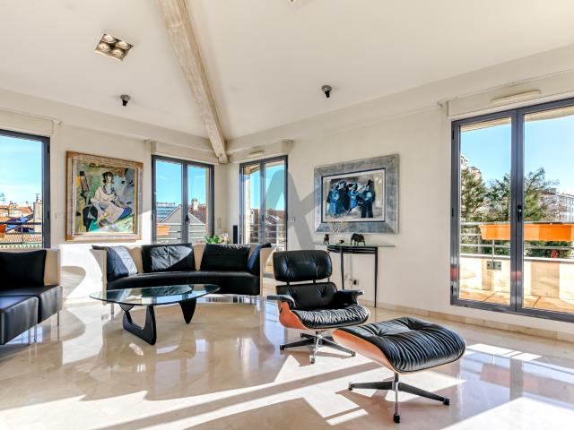 Lyon 3ème Montchat. Appartement de 121 m2 en dernier étage avec terrasses de 81 m2 2 Garages