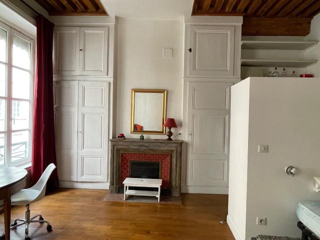 LYON 6 Masséna: T1 meublé atypique avec grande pièce de vie