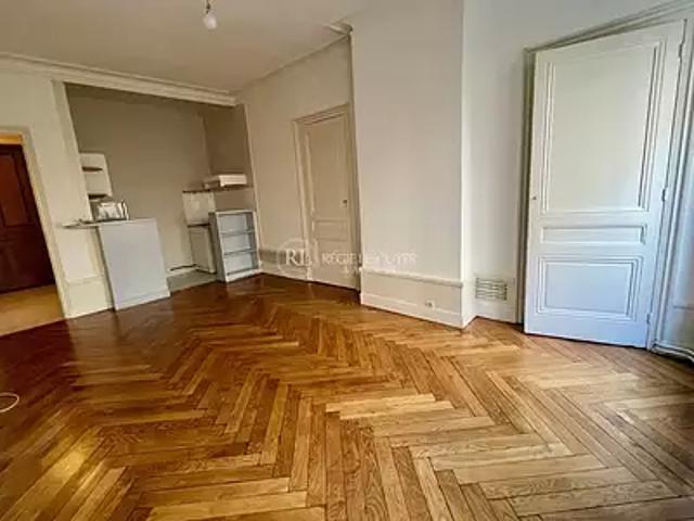 Lyon 7ème 69007 Location appartement 2 pièces t2 au dernier étage