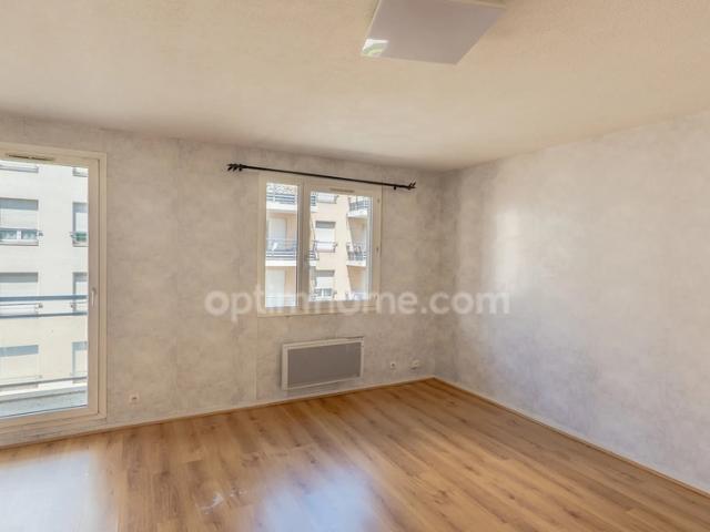 Lyon 8 2 pièces avec balcon et stationnement Secteur Rue Villon, DPE C