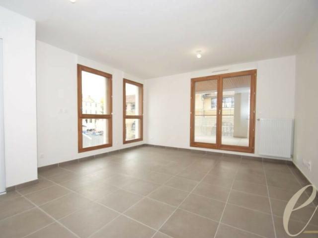 LYON 8ème – Grand Trou: Agréable T3 traversant avec grand balcon et garage fermé en sous sol