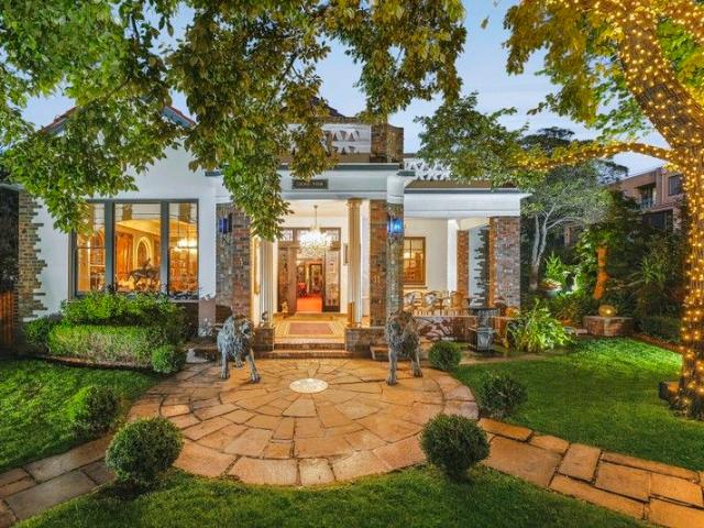 'Lyons View' Waterfront Opulence