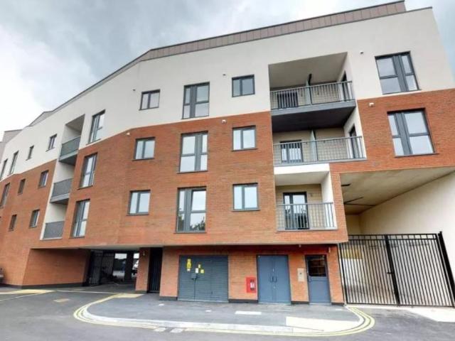 Lyons Way, Slough SL2, 1 bed flat to rent, £1,300 pcm | PrimeLocation