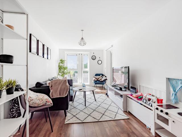 Lyons Way, Slough SL2, 2 bed flat to rent, £1,500 pcm | PrimeLocation