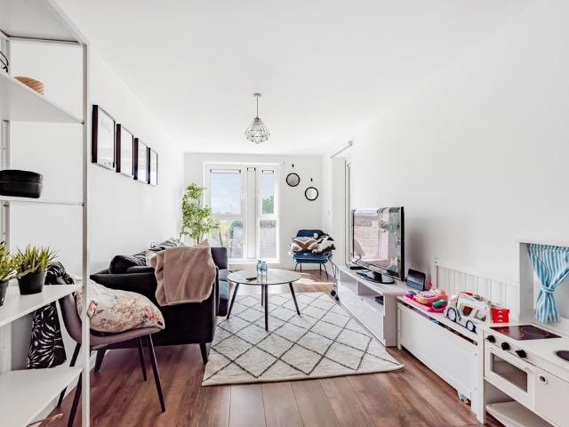 Lyons Way, Slough, SL2 2 bed flat to rent £1,450 pcm £335 pw