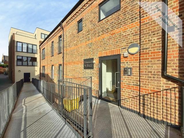 Lyons Crescent Tonbridge TN9 2 bed apartment to rent £1,900 pcm £438 pw