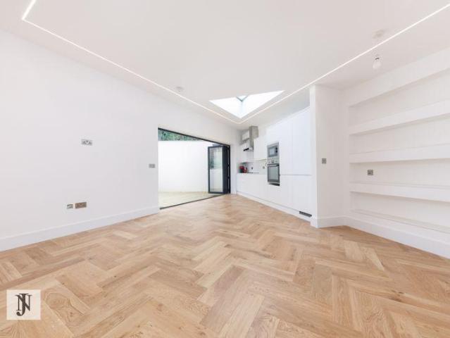 Lyonsdown Road, Whetstone EN5 2 bed detached bungalow to rent £2,500 pcm £577 pw