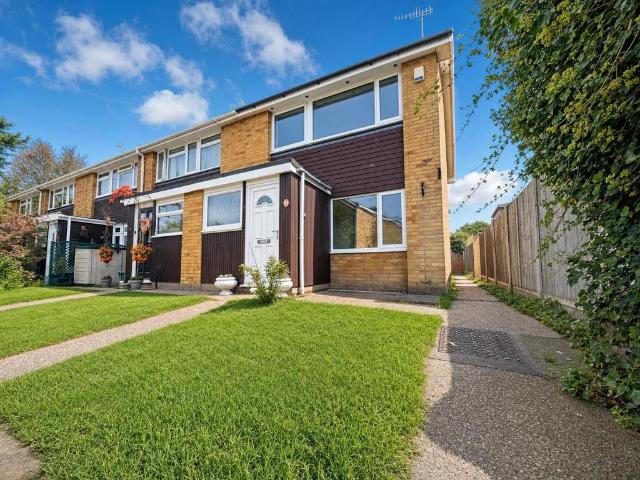 Lyster Avenue, Great Baddow, Chelmsford 3 bed end of terrace house to rent £1,650 pcm £381 pw