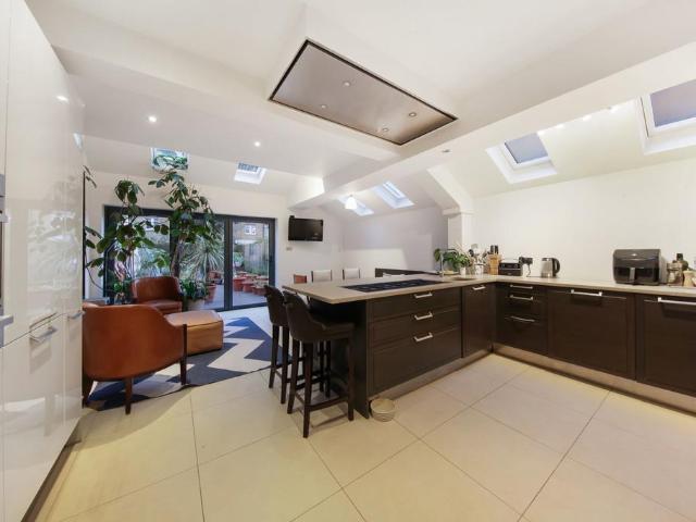 Lysia Street, London SW6 4 bed terraced house to rent £5,500 pcm £1,269 pw