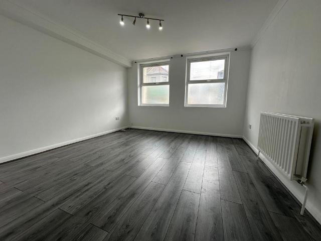 Lytton Court, Portland Road, South. Studio to rent £1,150 pcm £265 pw