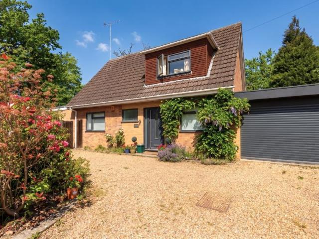 Lytton Road, Woking GU22 4 bed detached house to rent £3,300 pcm £762 pw