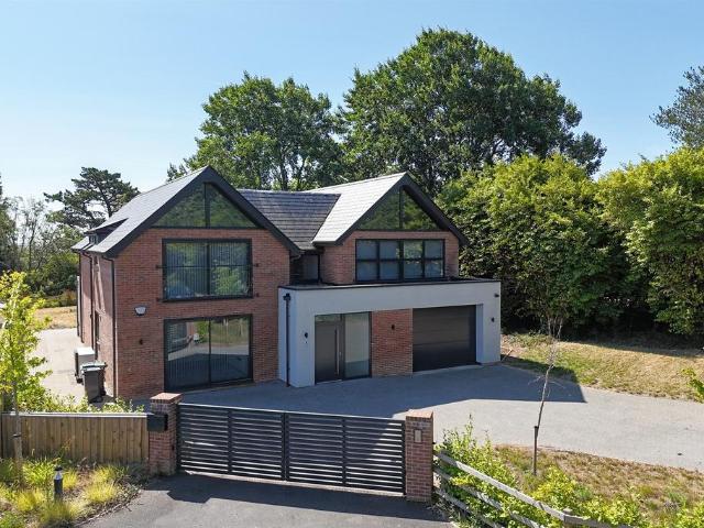 Lytchett Matravers 4 bed detached house to rent £4,000 pcm £923 pw