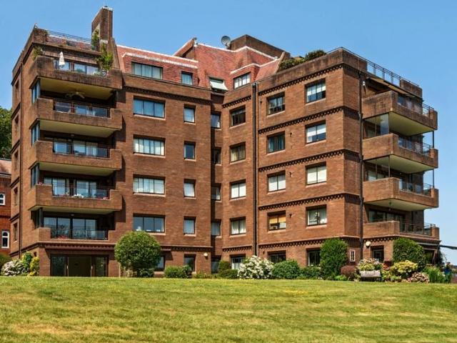 Lythe Hill Park Haslemere GU27 3 bed apartment to rent £2,600 pcm £600 pw